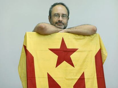 Antonio Ba&ntilde;os junto a una bandera independentista catalana.