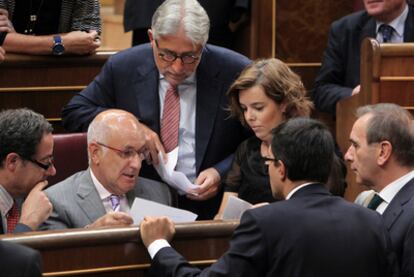 Diversos diputados hacen corro a Duran i Lleida durante la última negociación de la reforma constitucional en mitad del hemiciclo.