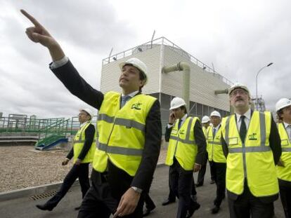 Antonio &Aacute;vila, en el centro, durante la inauguraci&oacute;n de una planta energ&eacute;tica en Palma del R&iacute;o este viernes.