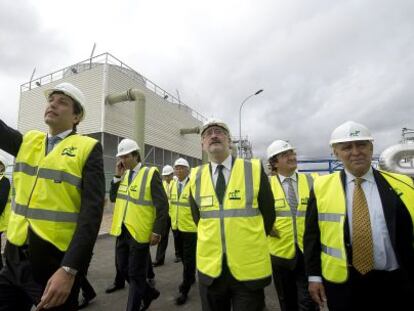 Antonio Ávila, en el centro, durante la inauguración de una planta energética en Palma del Río este viernes.