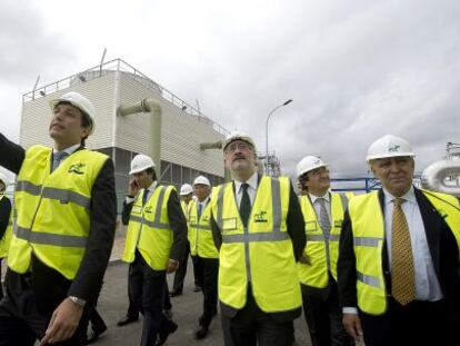 Antonio &Aacute;vila, en el centro, durante la inauguraci&oacute;n de una planta energ&eacute;tica en Palma del R&iacute;o este viernes.