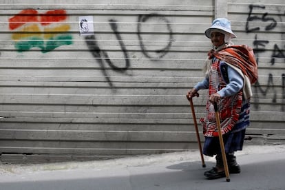 Una mujer camina durante una protesta contra Evo Morales, en La Paz.