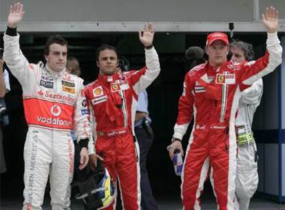 Fernando Alonso, Felipe Massa y Kimi Raikonen, tras los entrenamientos libres en el circuito de Sepang.