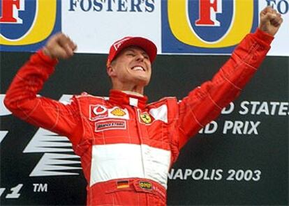 Michael Schumacher celebra en el podio su triunfo de ayer.