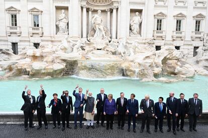 líderes del G20 posan frente a la Fontana di Trevi