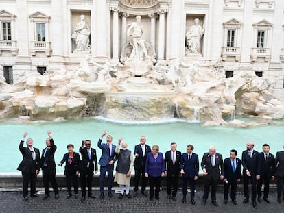 Los líderes del G20 posan frente a la Fontana di Trevi.