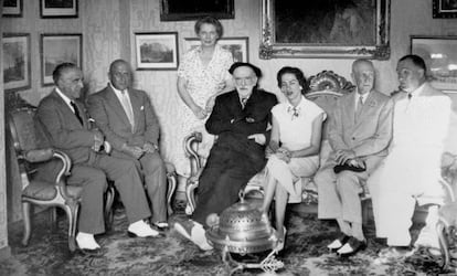 P&iacute;o Baroja (centro) posa durante una reuni&oacute;n con familiares y amigos en su casa &#039;Itzea&#039;, en Vera, en 1955. 