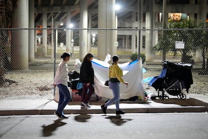 Funcionarios del Gobierno recorren un lugar donde habitan personas sin techo en el centro de Miami, en enero de 2024.