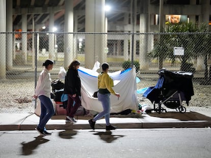 Funcionarios del Gobierno recorren un lugar donde habitan personas sin techo en el centro de Miami, en enero de 2024.