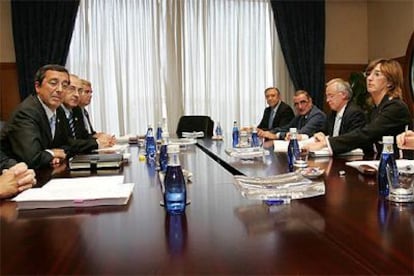 La <b><i>vicelehendakari </b></i>Zenarruzabeitia, junto a los diputados generales, en una reunión del Consejo Vasco de Finanzas.