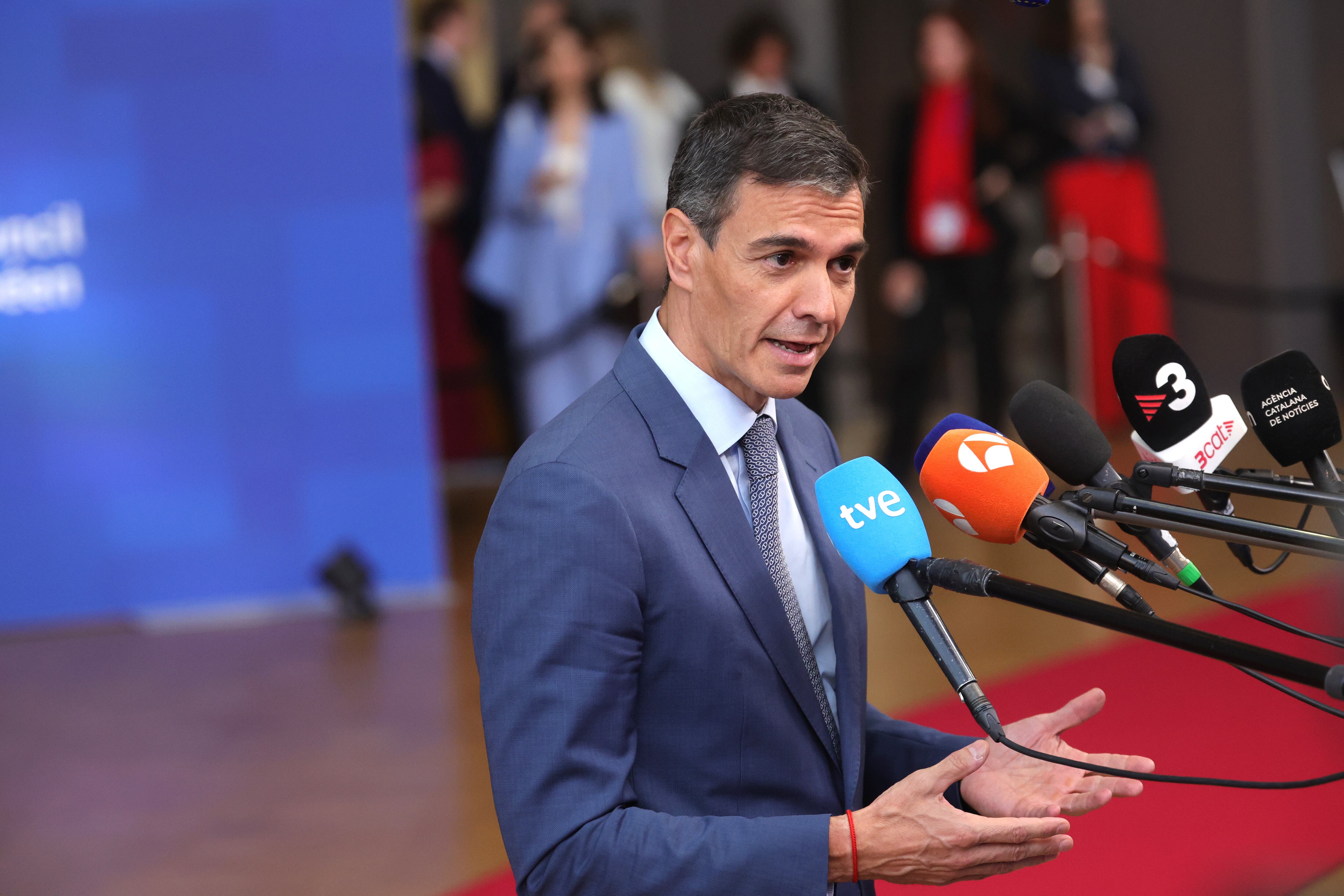 Sánchez arropa a Zapatero, sus hijas y su secretaria: "Tienen el respaldo y la empatía del PSOE, confiamos en su inocencia"