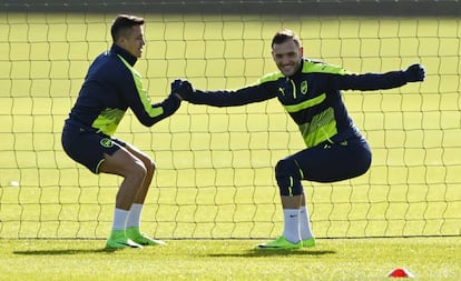 Alexis Sánchez, derecha, y Lucas Pérez durante el entrenamiento previo al partido del Arsenal contra el Bayern.