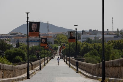 El Puente Romano de Mérida, que ha alcanzado una temperatura de 42 grados, este lunes en Extremadura.