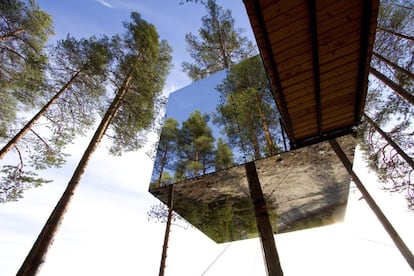 ¿Siente la necesidad de huir del mundanal ruido y desconectar? Cada vez hay más alojamientos detox en lugares insólitos. ¿Se imagina dormir en una casa árbol perdida en el bosque? Es lo que ofrece Treehotel (en la imagen) en el bosque sueco de Harads. Diseño y arquitectura de vanguardia respetuosa con el medio ambiente e idílicas vistas. Según en qué estación vaya podrá elegir entre actividades como senderismo o kayak, en verano, o trineo de perros, motos de nieve o pesca en el hielo, en invierno. Desde 543 euros por noche en Booking.com