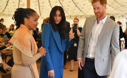 Meghan Markle junto al príncipe Enrique y a su madre Doria Ragland.