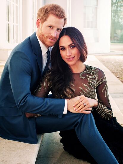 El 27 de noviembre de 2017, el príncipe Enrique anunciaba su compromiso con la actriz Meghan Markle. En la foto, Enrique y su prometida Meghan Markle, en el posado oficial de su compromiso, difundida por el palacio de Kensington el 13 de abril de 2018.
