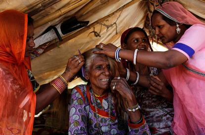 Movan, de 77 años, recibe ayuda de sus familiares mientras se prepara para irse a su cirugía de cataratas. El Gobierno del primer ministro indio, Narendra Modi, lanzó un plan en febrero de 2018 que tiene como objetivo ampliar la cobertura de seguro de salud a 500 millones de personas, pero los críticos dicen que es poco probable que el plan funcione a menos que los sistemas de salud pública mejoren sustancialmente. Hasta entonces, opciones como Lifeline Express ofrecen son una opción caída del cielo para muchos.