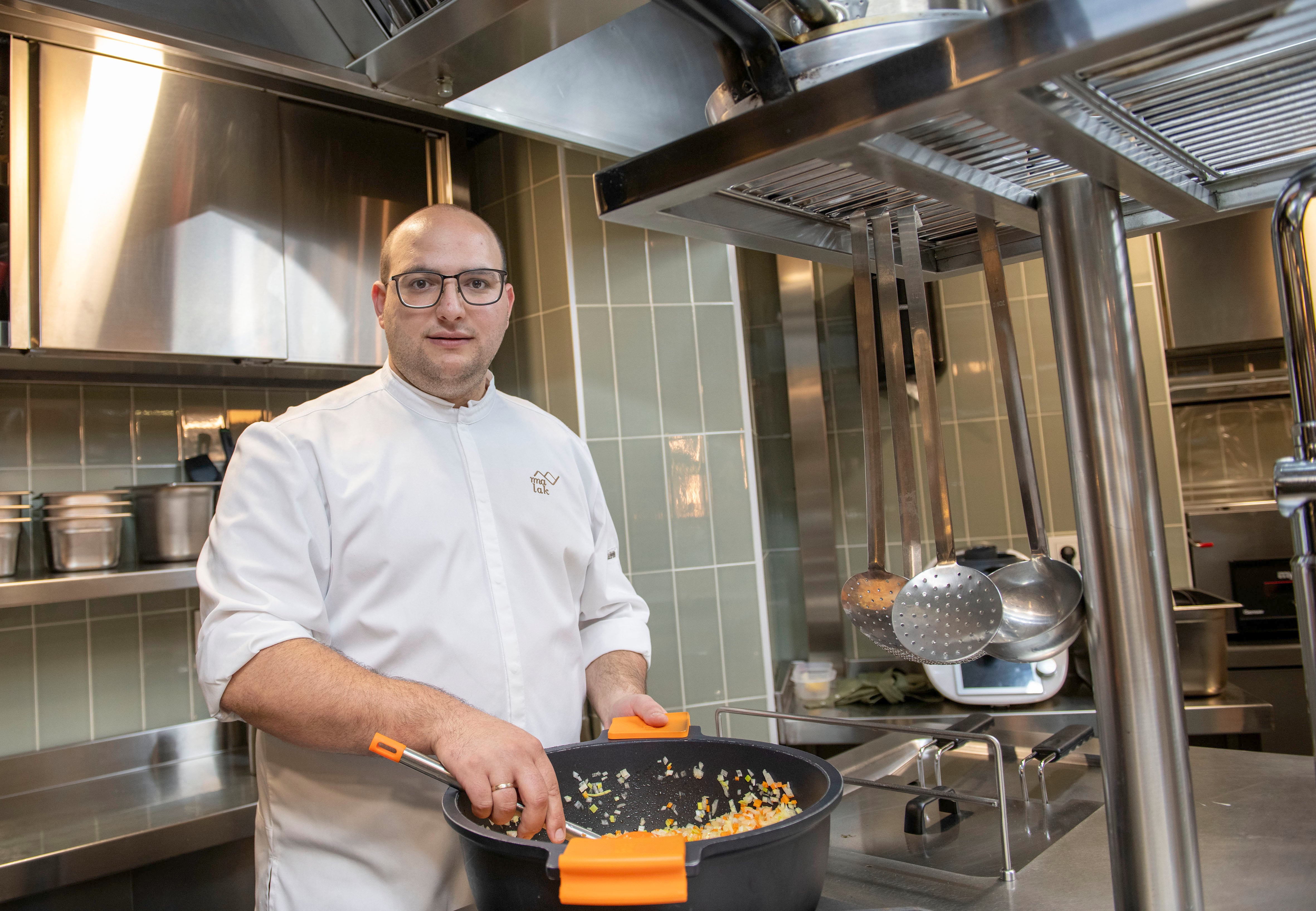 Javier Jurado en la cocina de su restaurante Malak, en Jaén, premiado con una Estrella Michelin.