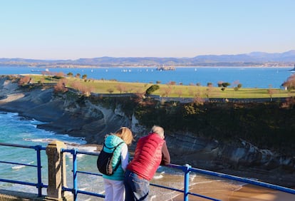 La Senda de Mataleñas conduce a los paseantes a través de un reciente y colorista mural a sitios preciosos, como el parque de Mataleñas, la cala de Mataleñas (en la foto) o el cabo Menor.