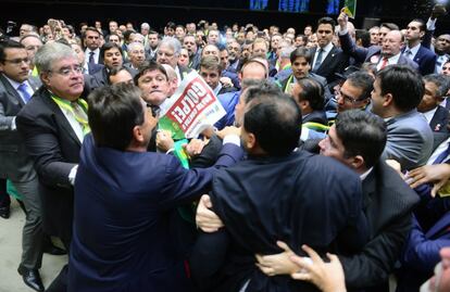 Los diputados comenzaron la sesión entre insultos y empujones, una escena que últimamente se convirtió en habitual. 