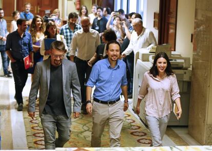 El líder de Podemos, Pablo iglesias, la portavoz de la formación, Irene Montero y el portavoz de En Comú Podem, Xavier Doménech.