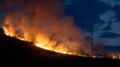 El incendio forestal en el cerro del castillo de Collado Mediano (Madrid), anoche.