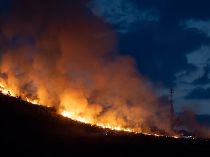 El incendio forestal en el cerro del castillo de Collado Mediano (Madrid), anoche.