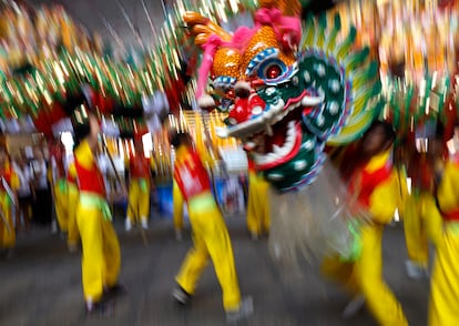 Bailarines Danza del Dragón en Bangkok Tailandia