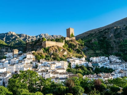 Panorámica del municipio jienense de Cazorla coronado por el castillo de La Yedra.