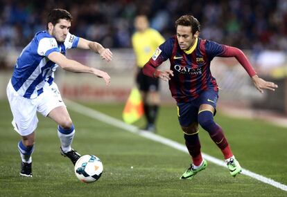 Zaldua y Neymar disputando un balón.