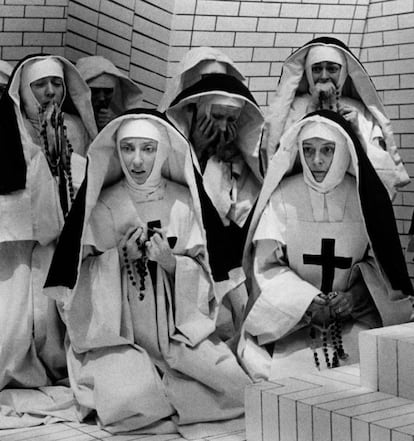 <p><strong>La peli:</strong> El director Ken Russell no fue el primero en contar la historia de unas monjas poseídas en la ciudad francesa de Loudun en el siglo XVII. Tampoco fue el primero en utilizar la imaginería cristiana para sugerir connotaciones sexuales. Pero él llegó demasiado lejos en todo esto, consiguiendo que su película estuviera a punto de ser prohibida. Se le permitió estrenarla (eso sí, con la clasificación X), después de que consintiera cortar algunas escenas conflictivas.<br /><strong>La escena:</strong> Un grupo de monjas en éxtasis manteniendo relaciones sexuales con una talla de Cristo y lamiendo y frotando cirios.</p>