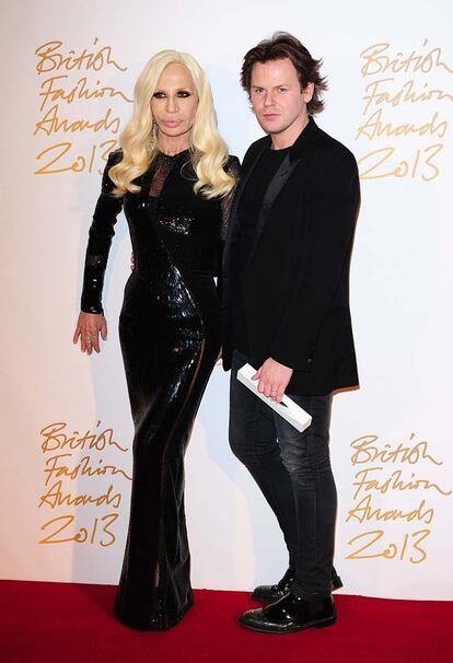 Donatella Versace y su protegido Christopher Kane, que se alzó con el premio al mejor diseñador de moda femenina.