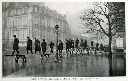 La colección de postales de Turina es notable. Algunas de ellas retratan el lado costumbrista y curioso del París de los compositores, como esta en la que se ve a los parisinos cruzando las calles a través de inestables pasarelas en las inundaciones en 1910.