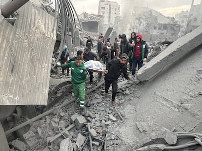 Varios palestinos evacuaban a un herido este sábado en Ciudad de Gaza tras ataques israelíes.
