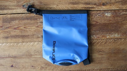 Pruebo las mejores bolsas impermeables para ropa mojada y elijo la ganadora.
