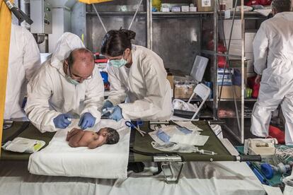 The nurses on the Cantabria tend to a newborn rescued from a ‘patera’.