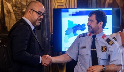 El conseller de Interior, Miquel Buch, saluda al comisario jefe de los Mossos d' Esquadra Ferran López