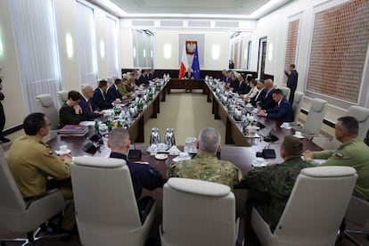 Donald Tusk preside la reunión del gabinete de seguridad, este miércoles en Varsovia.