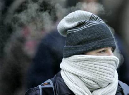 Un habitante de Chicago se protege del frío