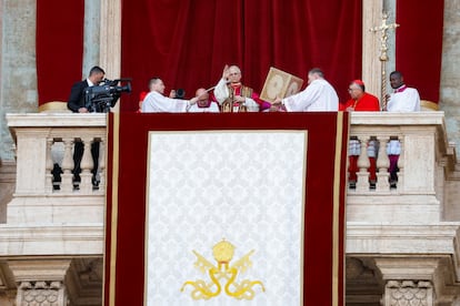 El papa León XIV saluda este jueves desde el balcón de la basílica de San Pedro. 
