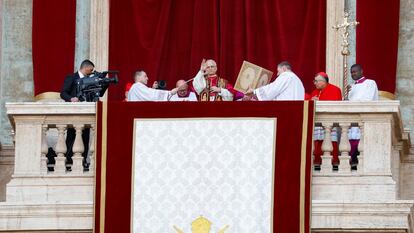El papa León XIV saluda este jueves desde el balcón de la basílica de San Pedro.