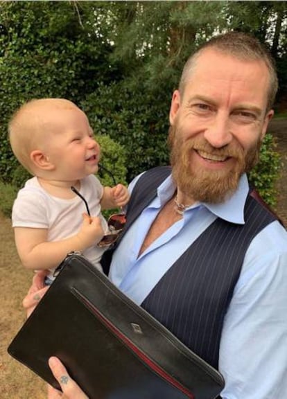 Justin O’Shea con su hijo Walter, de un año, en brazos. Como buenos 'influencers' que son, su novia, Veronika Heilbrunner, y él comparten habitualmente fotos del pequeño en sus cuentas de Instagram.