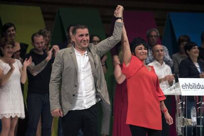 Arnaldo Otegi celebra con Maddalen Iriarte su elecci&oacute;n como coordinador general de EH Bikldu.