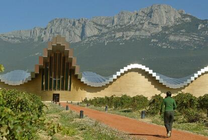 Bodega Ysios, a los pies de la sierra de Cantabria en La Guardia , La Rioja 