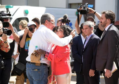 Norma G&oacute;mez, hermana del soldado Eduardo G&oacute;mez, se abraza con otro familiar en la secretar&iacute;a de Derechos Humanos.