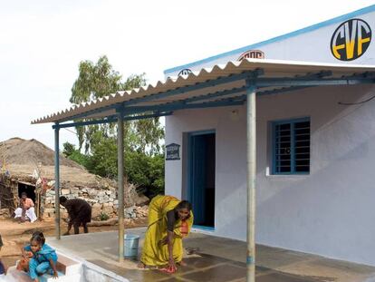 El grupo Vapf colabora con la Fundación Vicente Ferrer con viviendas construidas a nombre de las mujeres en India. 