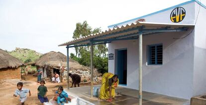 El grupo Vapf colabora con la Fundación Vicente Ferrer con viviendas construidas a nombre de las mujeres en India.