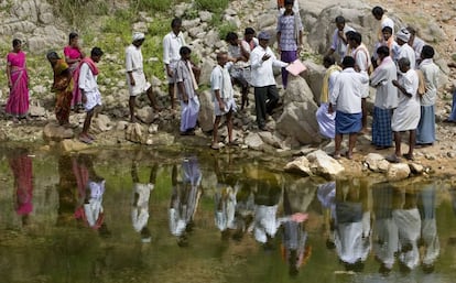  Un grupo de trabajadores rurales junto a un embalse en India.