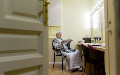 Mario Vargas Llosa repasa el texto en el camerino del Teatro Español, antes de un ensayo de 'Los cuentos de la peste'