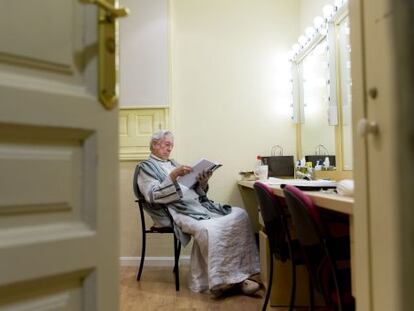 Mario Vargas Llosa repasa el texto en el camerino del Teatro Español, antes de un ensayo de 'Los cuentos de la peste'